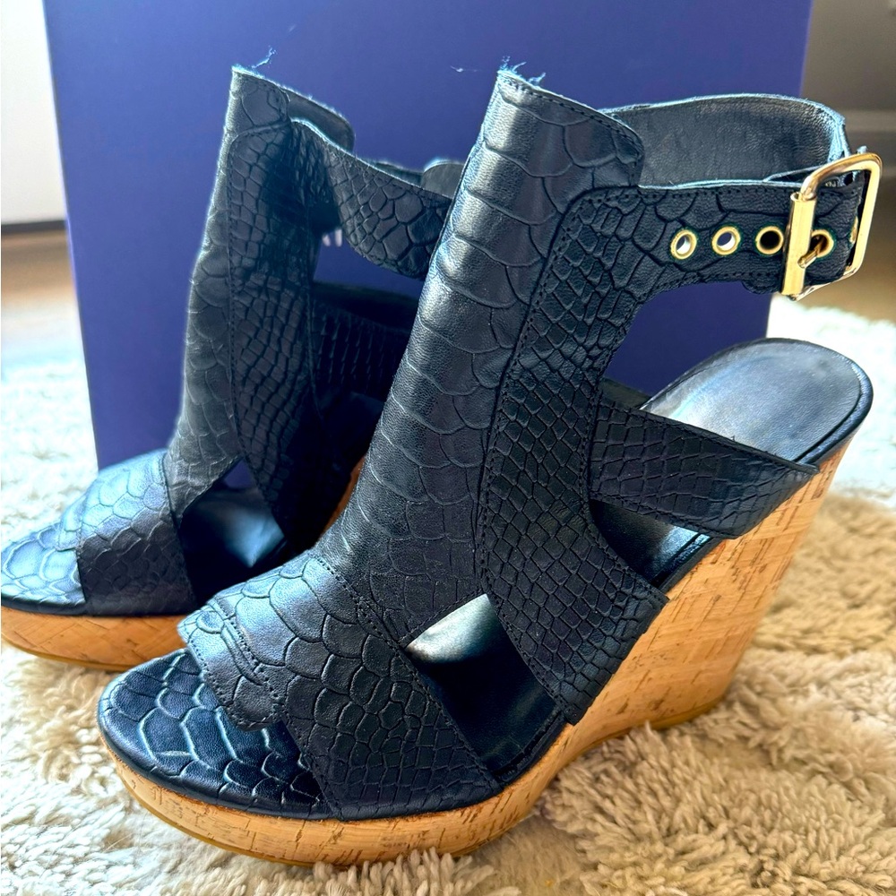 Stuart Weitzman
Leather Sandals
Size: 8